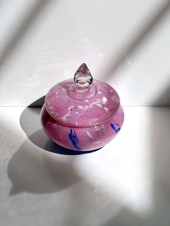 Image 1 of Vintage Murano bonbonnière roze blauwe spikkels Italië MCM Empoli dekseldoos 1970 70s 70s Mid Century matglas opaal kristal