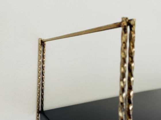 Image 1 of Estantería de pared ajustable de latón y metal, estilo moderno de mediados de siglo, década de 1960.
