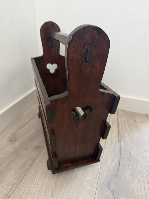 Revistero antiguo de madera maciza