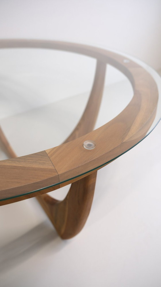 Image 1 of Handgefertigter Esstisch aus massivem Teakholz mit Glasplatte