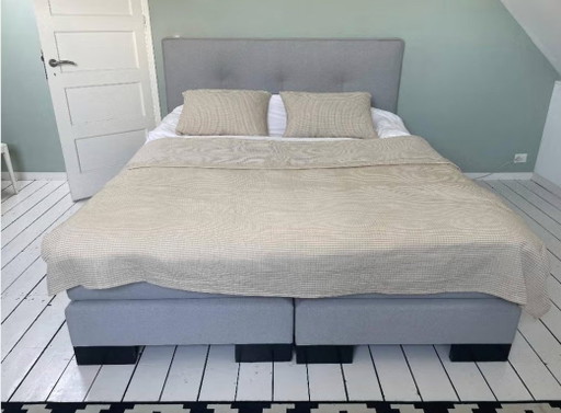Cómoda cama doble Swiss Sense con somier y cabecero en buen estado.