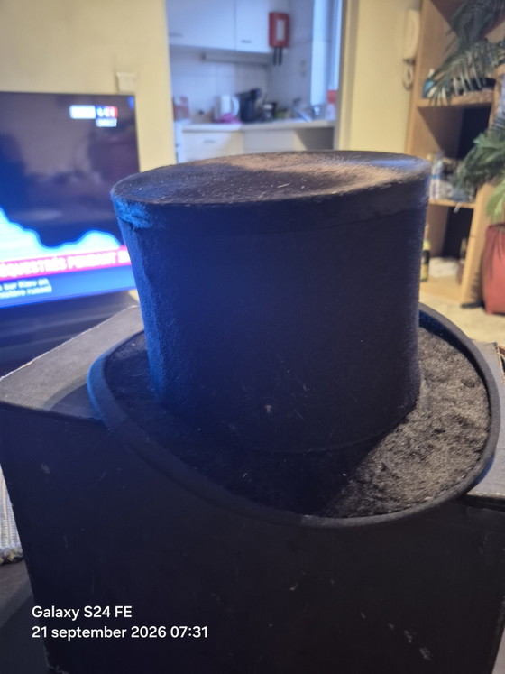 Velvet Antique Hat – John Wright & Sons, Decorative Objects, Silk (photo 7 of 15)