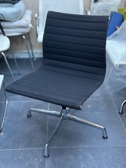 Fauteuil Eames EA 105 édition Vitra