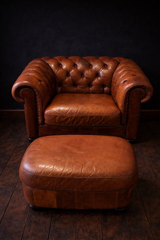 POLTRONA CHESTERFIELD CON POUF IN PELLE PATINA COGNAC
