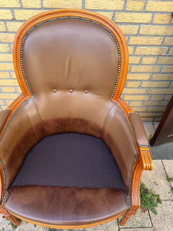 Klassischer Nussbaum Leder Sessel – Metall (photo 2 of 5)