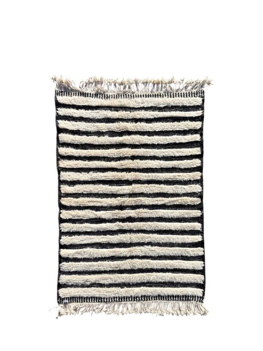 Tapis berbère marocain en laine noire et blanche 115 x 165 cm