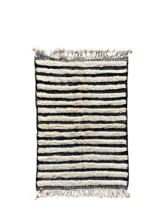Image 1 of Tapis berbère marocain en laine noire et blanche 115 x 165 cm
