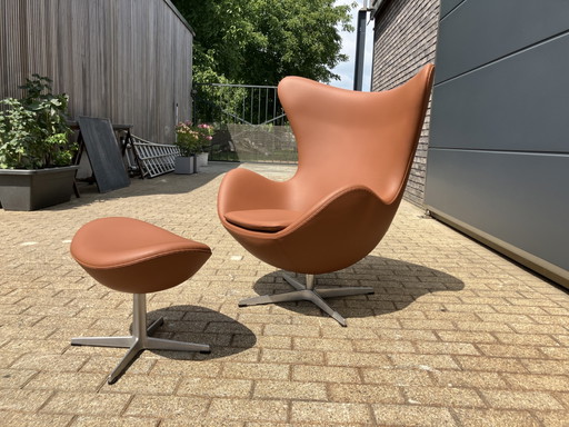 Sillón Egg de Fritz Hansen + Otomana de piel color coñac ¡En perfecto estado!