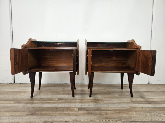 Image 1 of Mesitas de noche de madera de nogal con tapa de cristal doble.