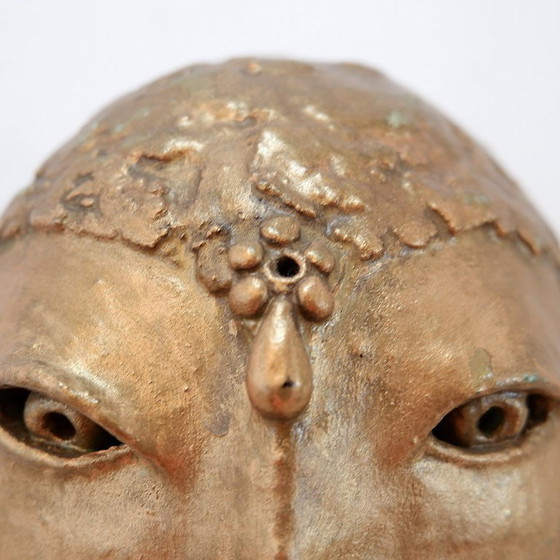 Image 1 of Tête de femme en terre cuite dorée 