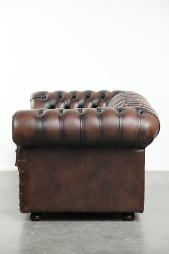 Image 1 of Wunderschönes Chesterfield-Sofa im englischen Stil, 2-Sitzer aus Rindsleder in einem schönen, zeitlosen Braunton.