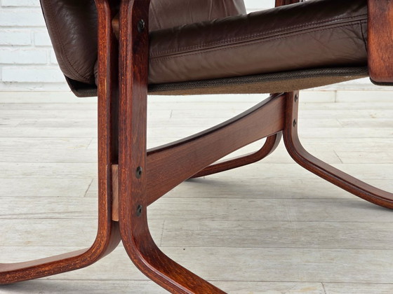 Image 1 of Poltrona norvegese degli anni '70 di Jon Hjortdal, pelle per mobili, legno curvato, tela.