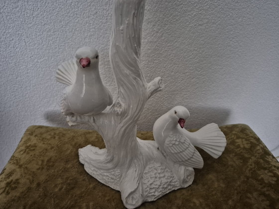 Image 1 of Vintage Hollywood Regency Italiaanse keramiek tafellamp duiven op boomstam 