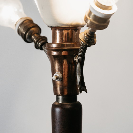 Image 1 of Giuseppe Ostuni Attr. Staande lamp met driepootvoet, jaren 1950, hout en messing.