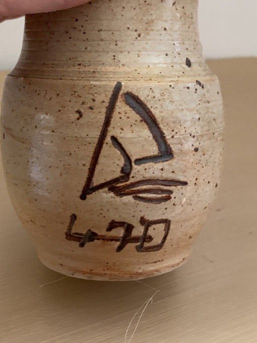 Vase En Grès Vintage Au Voilier « 470 » : Pièce D'atelier Signée, Années 1970-80