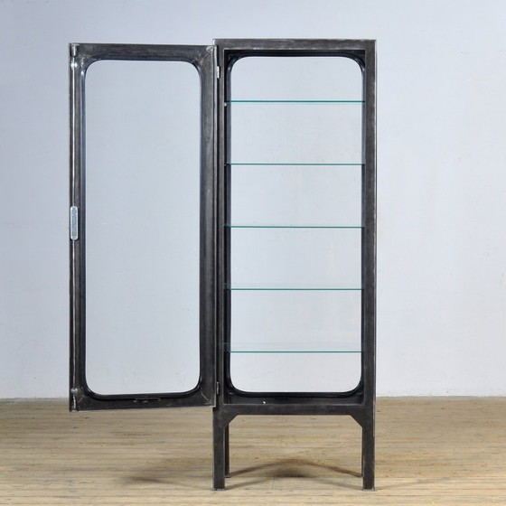 Image 1 of Armoire médicale vintage, années 1970