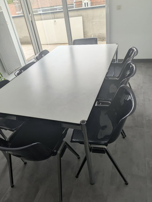 8 Stühle und ein Tisch der Marke Tecno – Vintage-Design