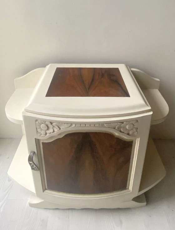 Image 1 of Mesita de noche Art Déco: profundo contraste entre la madera de nogal y la pintura color crema.