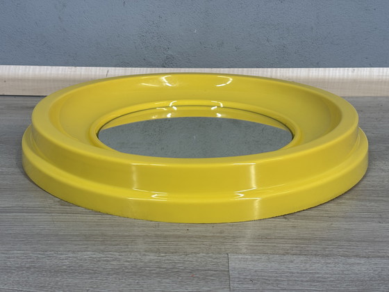 Image 1 of Ronde Gele Spiegel uit de Jaren 70 – in de stijl van Kartell space age 