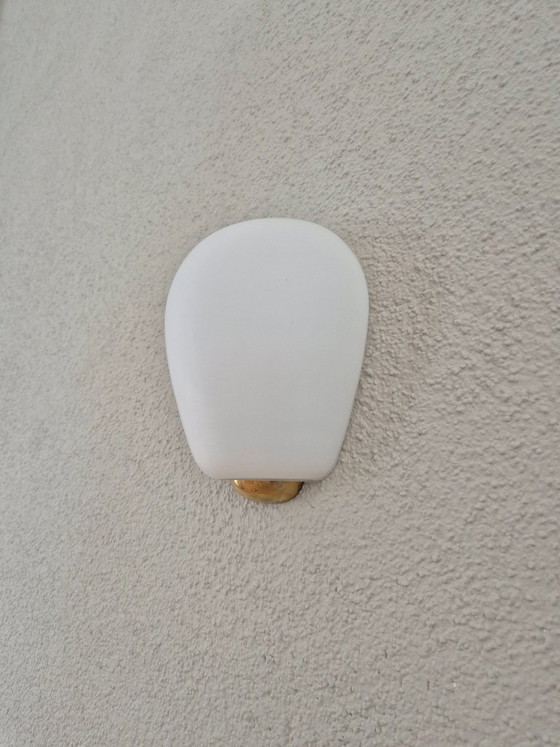 Image 1 of Elegant Peill & Putzler Wall Lamp by Wilhelm Wagenfeld (Set of 4), 1960s, Opaline Glass & Brass – Warm Ambient Light
