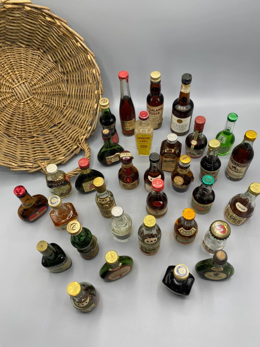 32 vintage miniature spirit bottles and large wicker basket – decoratieve objecten, Glass, Mid Century Modern (photo 2 of 8)
