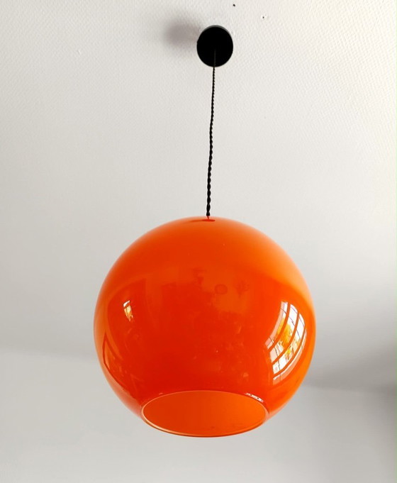 Image 1 of Vintage oranje hanglamp in de vorm van een bol uit het ruimtetijdperk.