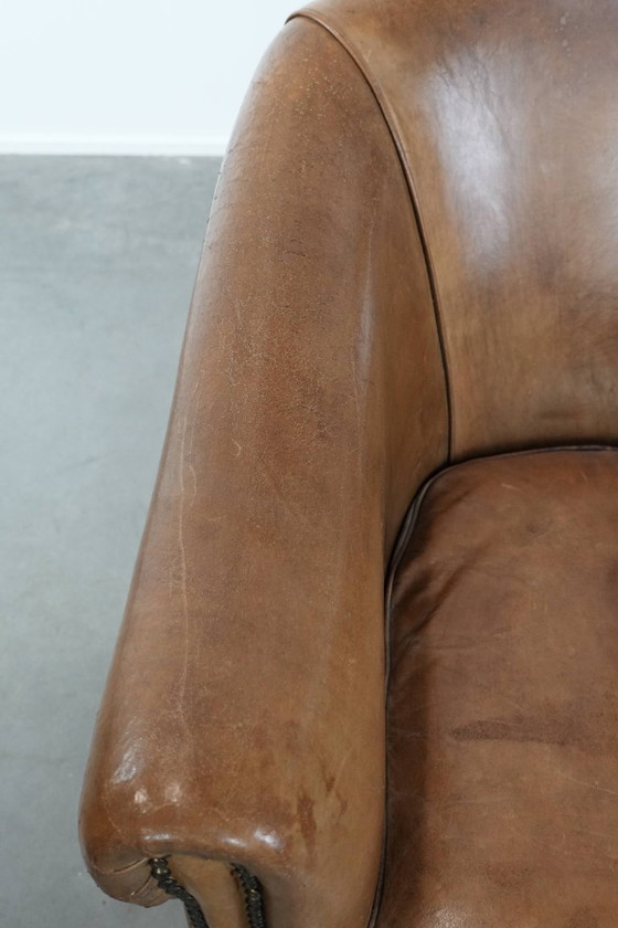 Image 1 of Fauteuil club en peau de mouton aux magnifiques teintes cognac clair