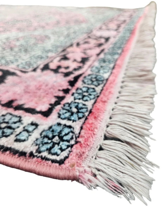 Image 1 of Handgeknüpfter orientalischer Seidenteppich aus Kaschmir mit rosa Blumenmuster, 125 x 186 cm