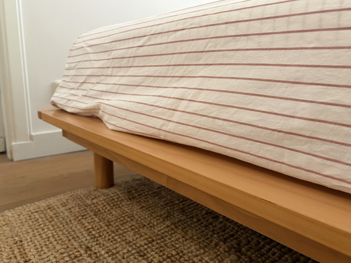 Japanischer Bettrahmen aus Holz (für 140 cm Matratze)