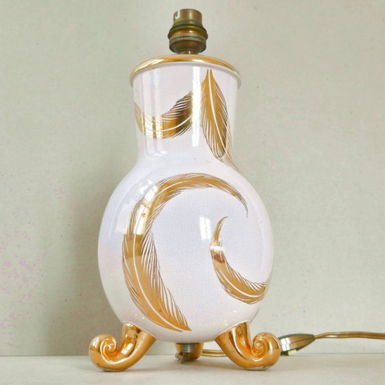 Image 1 of Vintage statieflamp uit de jaren 50, wit en goudkleurig craquelékeramiek, met veren, gesigneerd jaren 50.