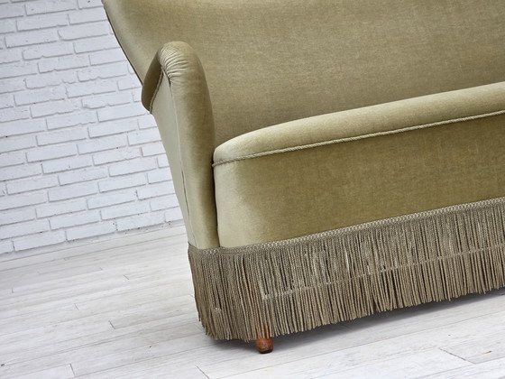 Image 1 of Sofá danés de dos plazas, años 60, terciopelo verde, patas de madera de haya.