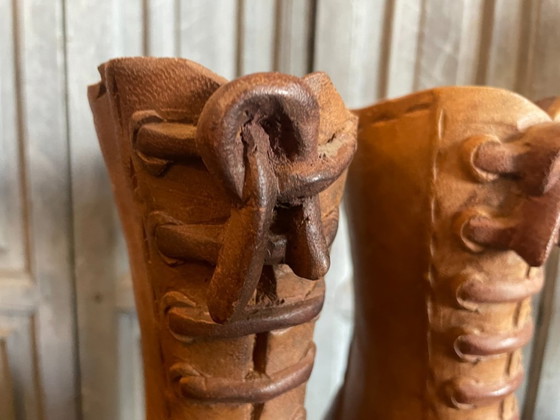 Image 1 of Botas antiguas victorianas hechas con troncos de árboles, siglo XIX