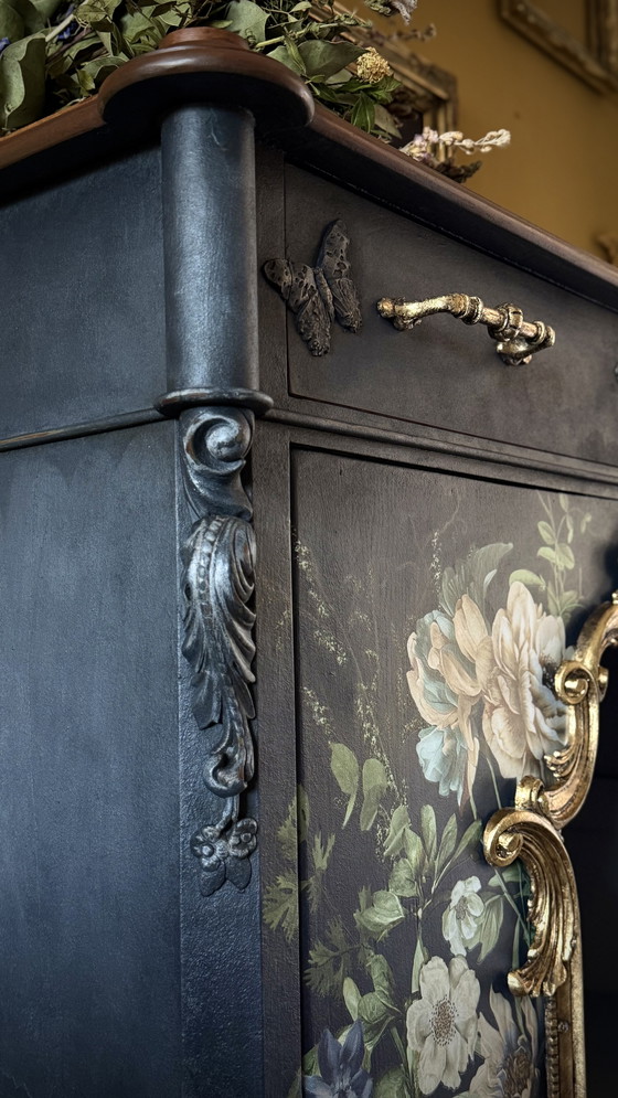 Image 1 of Wunderbarer Schrank/Hundepalast für den Vierbeiner!