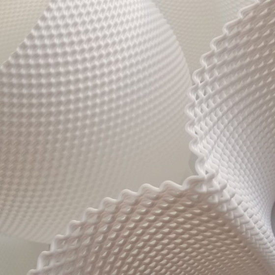 Image 1 of Una graziosa lampada a sospensione che emana una luce calda e accogliente.