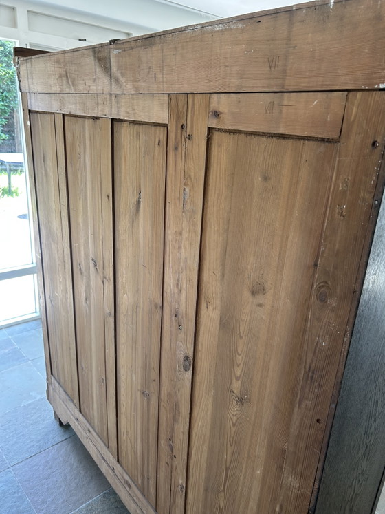 Image 1 of Antiker brauner Schrank mit Glas