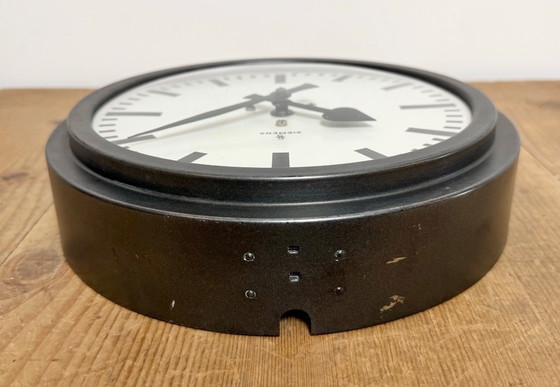 Image 1 of Reloj de pared industrial negro de Siemens, década de 1950.