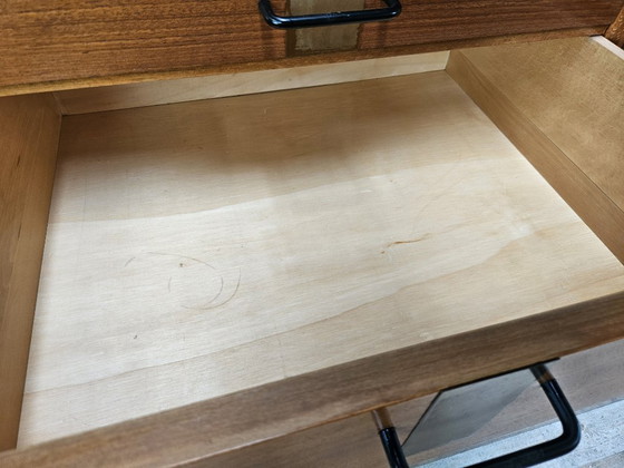 Image 1 of Notenhouten ladekast uit de jaren 60 met details van ijzer en messing.