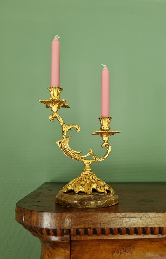 Image 1 of Französische Rokoko-Kerzenleuchter zum Aufhängen, zweiarmig auf Marmorsockel, barock vergoldet, 17 x 27 cm