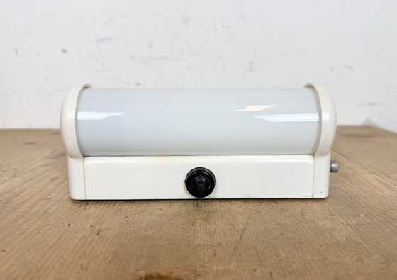 Image 1 of Applique industriale in bachelite bianca con vetro opalino, anni '50