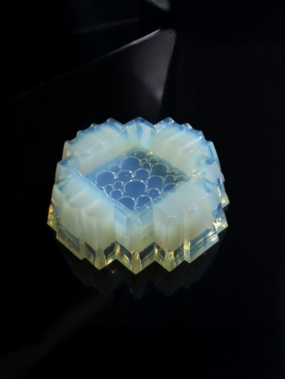 Image 1 of Cendrier vintage Sabino Paris, années 1930, verre opalin irisé, Art déco, Les Pastilles, Philippe Decelle