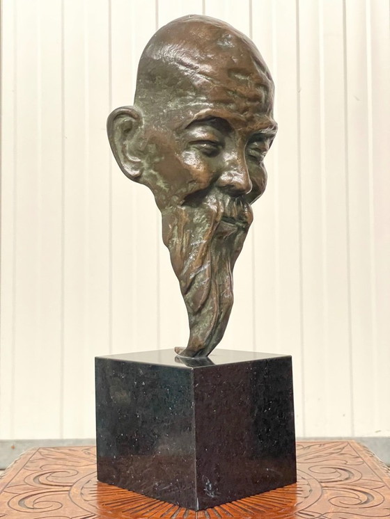 Image 1 of Une sculpture en bronze exceptionnelle représentant un homme asiatique