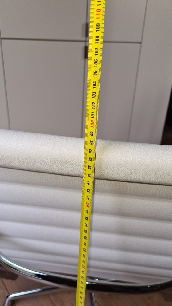 Image 1 of Vitra Aluminum Chair EA 124 - Snow Leather