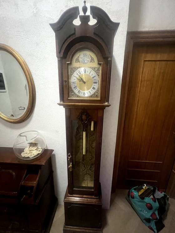 Image 1 of Eine hölzerne Pendeluhr mit einem Schweizer mechanischen Uhrwerk