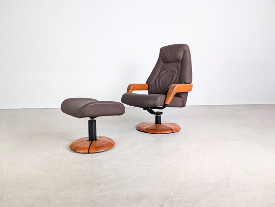 Image 1 of Sillón de teca de mediados de siglo con diseño HS de cuero y otomana danesa