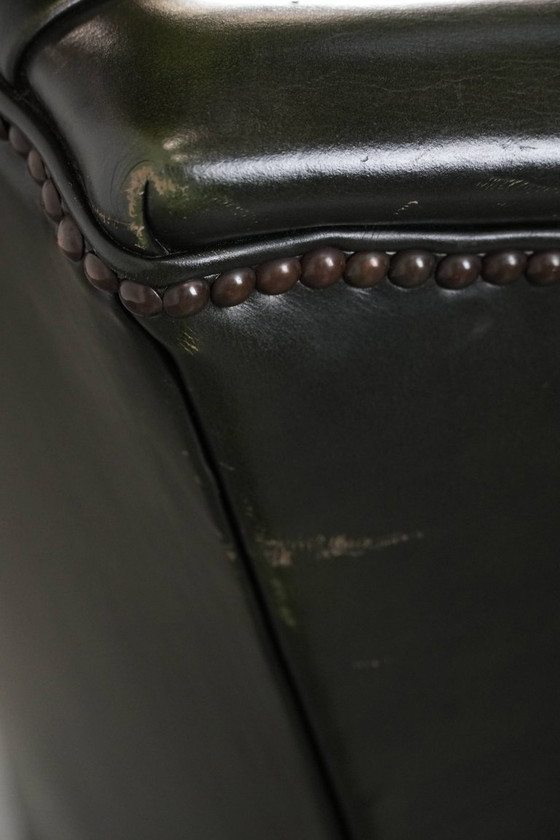 Image 1 of Fauteuil Chesterfield classique en cuir de vachette lisse de couleur vert foncé