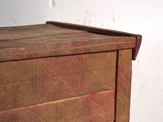 Coffre ancien sculpté en bois de pin – Europe Centrale, circa 1850 – Commodes (photo 24 of 40)