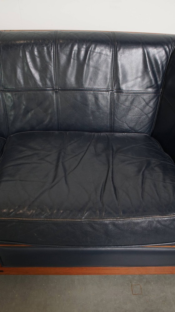 Image 1 of Divano a 2,5 posti Schuitema dal design Art Déco, con lavorazione in legno e pelle di vacchetta blu scuro