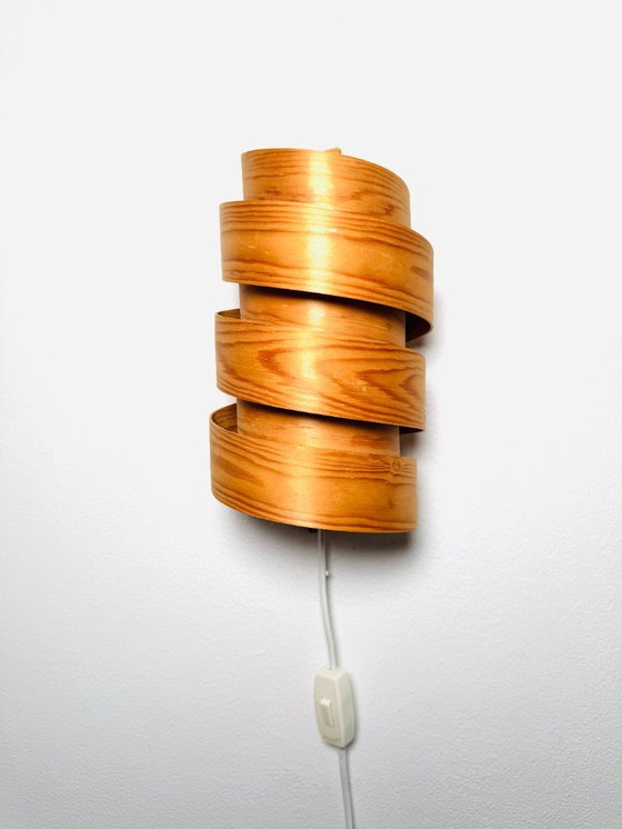 Image 1 of Aplique de pared en forma de espiral con chapa de pino, de diseñador desconocido, Suecia, década de 1970