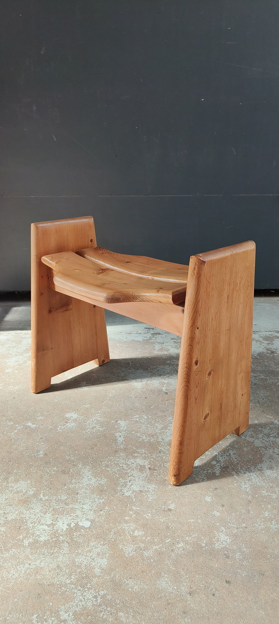 Image 1 of Sgabello svedese di metà secolo in pino scolpito attribuito a Gilbert Marklund