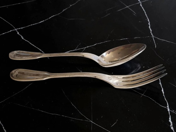 24 couverts de table en métal argenté modèle filet. (photo 5 of 10)